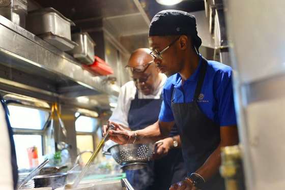 Dos cocineros trabajando juntos en una cocina profesional