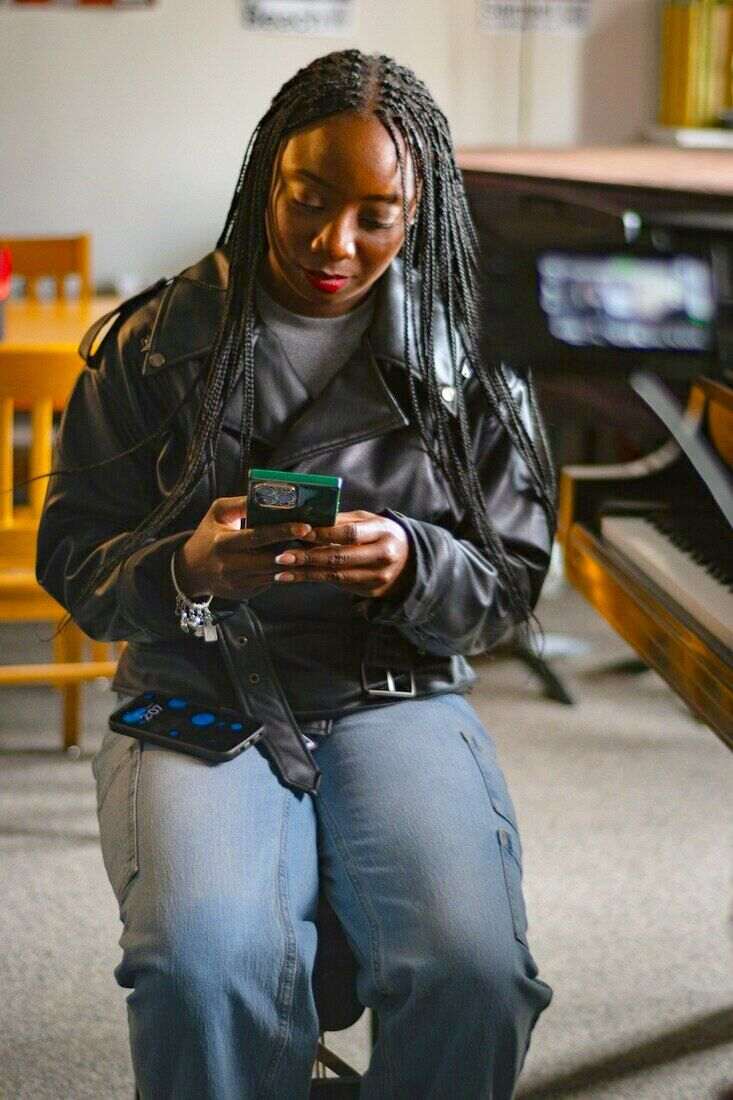Mujer con campera de cuero mirando el celular