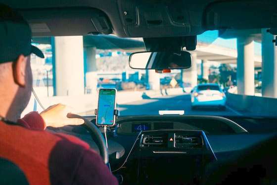 Conductor con el celular como GPS en el tablero