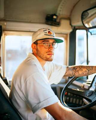 Conductor con gorra al volante de un colectivo