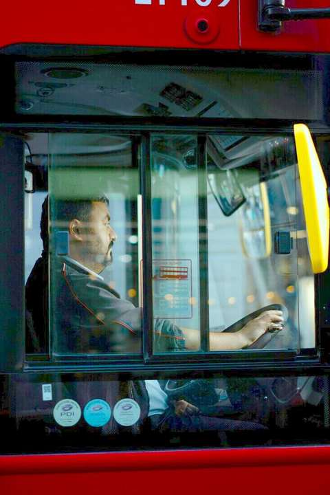 Conductor visto por la ventana de un colectivo