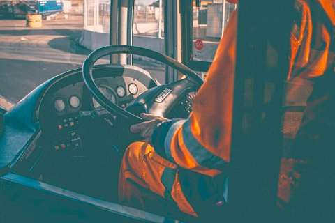 Manos de un conductor sobre el volante