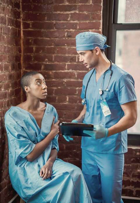 Enfermero con una tablet conversando con una paciente