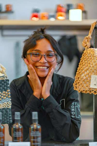 Mujer joven sonriendo con las manos en las mejillas