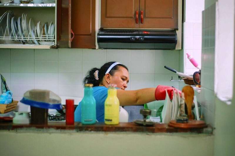 Mujer con vincha trabajando en una cocina