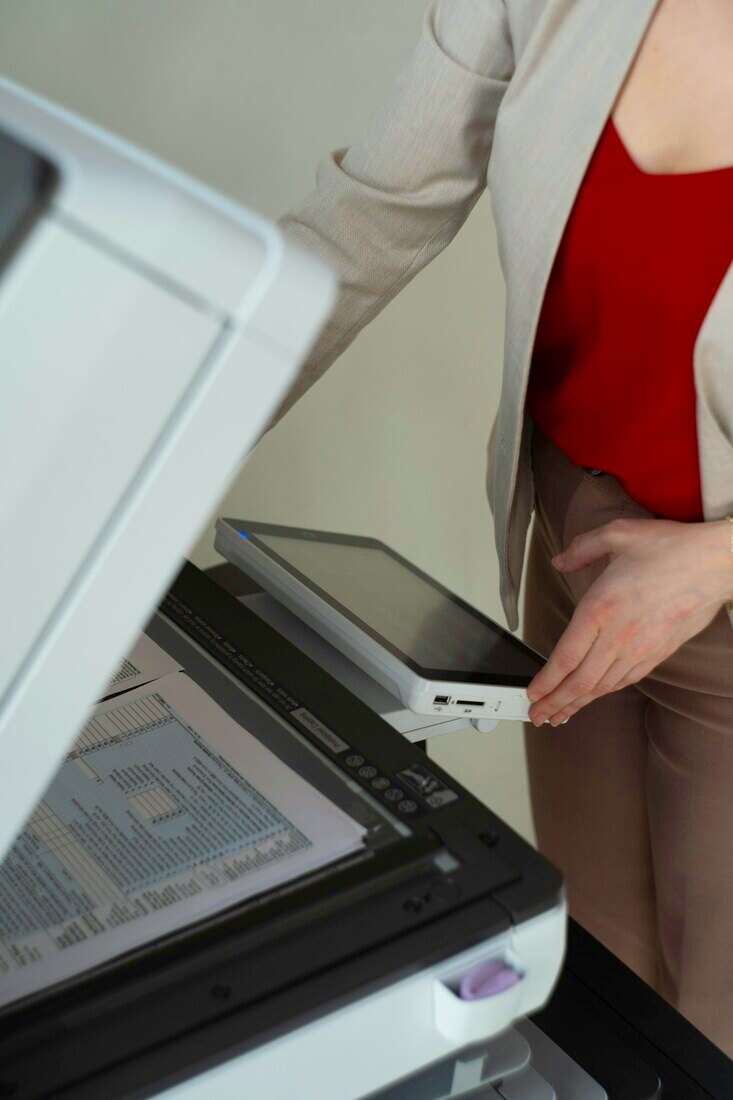 Mujer usando una fotocopiadora en una oficina