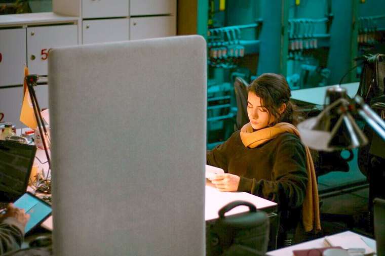 Mujer revisando papeles en un escritorio