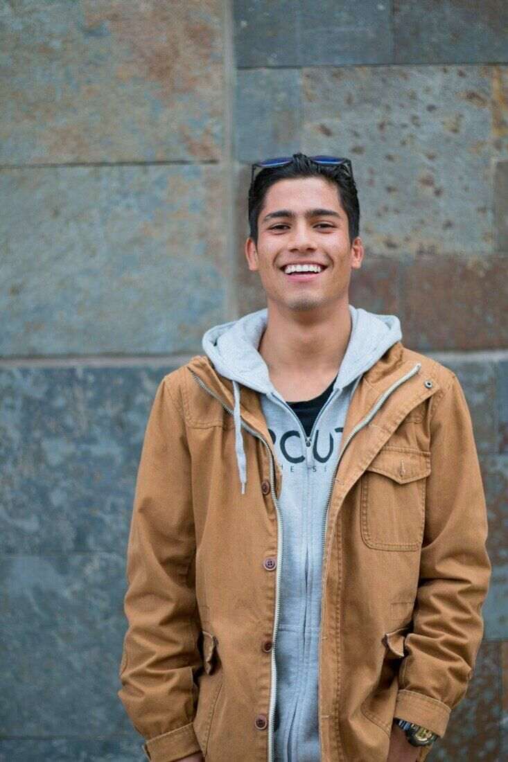 Hombre sonriendo con campera marrón