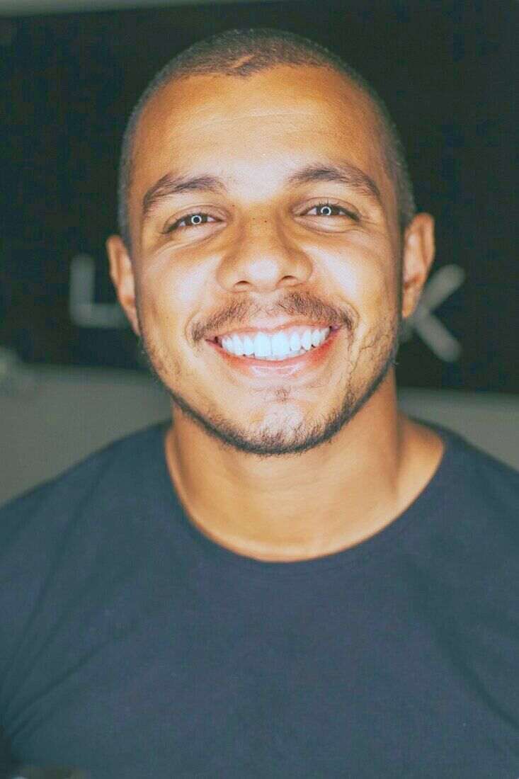 Hombre sonriendo con remera negra