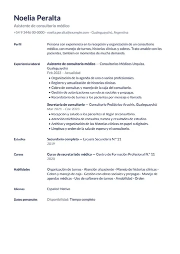 Ejemplo de CV de asistente de consultorio médico con el perfil profesional arriba, hecho con CV Amigo. Datos inventados.