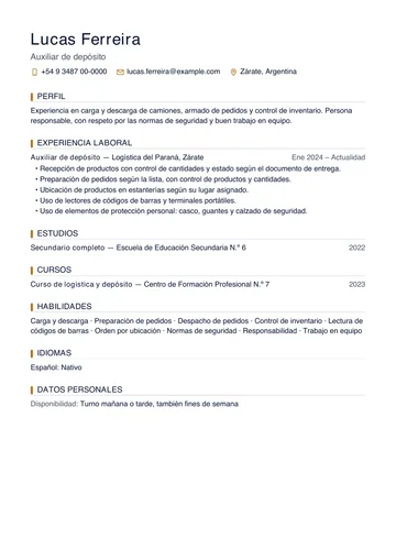 Ejemplo de CV de auxiliar de depósito con un solo trabajo y un curso de logística, hecho con CV Amigo. Datos inventados.