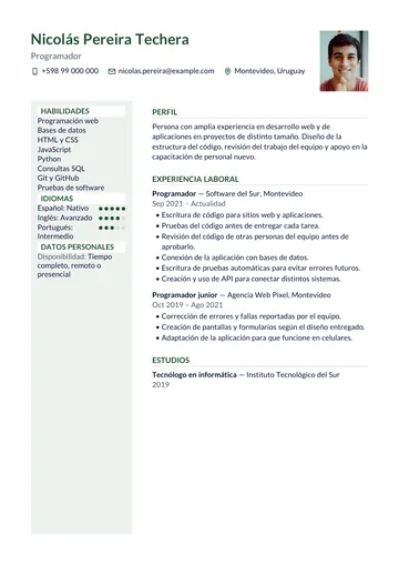 Ejemplo de currículum de programador en Uruguay con el diseño Columna, hecho con CV Amigo. Datos inventados.